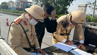 Xử phạt nhiều ô tô, xe máy vi phạm tốc độ trên QL1A