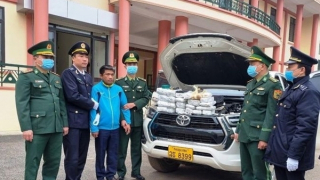 Đang vận chuyển hơn 21kg ma tuý qua biên giới thì bị bắt