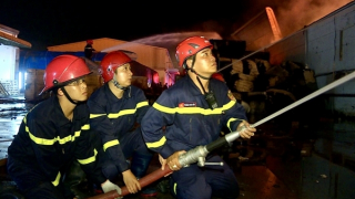 Hình ảnh Cảnh sát trắng đêm chiến đấu với "giặc lửa"