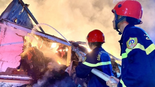 Cảnh sát xuyên đêm dập lửa vụ cháy ở một công ty ở Bà Rịa-Vũng Tàu