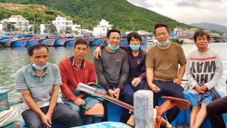 Đưa 6 ngư dân lâm nạn ở vùng biển Hòn Mun vào đất liền an toàn