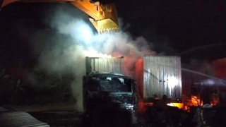 Hỏa hoạn lúc rạng sáng thiêu rụi 4 xe container