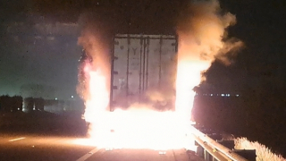 Xe đầu kéo bốc cháy ngùn ngụt trên cao tốc