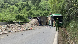 Xe tải va chạm với xe chở khách nước ngoài ở đèo Bảo Lộc