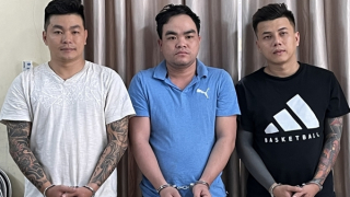 Nhóm tín dụng đen thủ súng để uy hiếp, đánh người vay