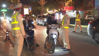 Xử lý nghiêm băng nhóm mang dao phóng lợn đua xe trên đường