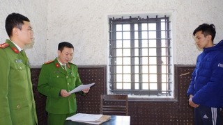 Khởi tố lái xe ô tô đâm vào CSGT đang làm nhiệm vụ