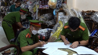 Huy động 100 cảnh sát khám xét cơ sở buôn bán hóa chất