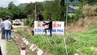 Cưỡng chế tháo dỡ quán xá mọc “chui” hai bên đường đèo Ngoạn Mục