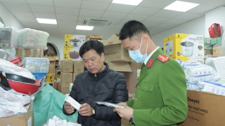 Kiểm tra kho hàng của “hot girl” livestream chốt hàng nghìn đơn mỗi ngày