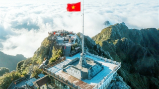 Nhiệt độ dưới 0 độ C, băng giá trắng xóa đỉnh Fansipan