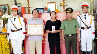 Truy tặng Huân chương BVTQ hạng Ba cho liệt sĩ Nguyễn Xuân Hào