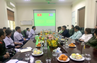 Trao đổi kinh nghiệm khám, chữa bệnh với các chuyên gia y tế Cuba