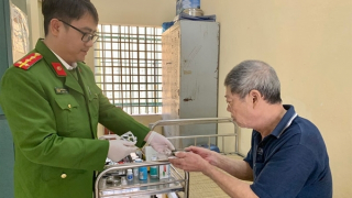 Tận tụy dưới hai màu áo (bài 2)