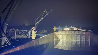 Bắt quả tang hai tàu đang ăn trộm cát trên sông Hồng