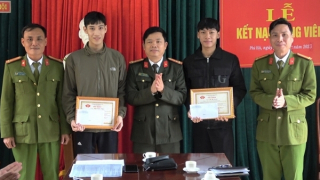 Khen thưởng 2 thanh niên nhặt được 100 triệu đồng trả cho người đánh rơi