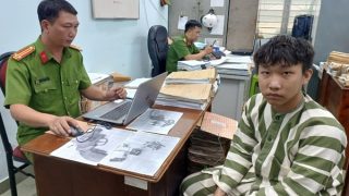 Hai thiếu niên mua bán trái phép vũ khí quân dụng