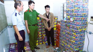 Lên mạng đặt mua gần nửa tấn pháo nổ về bán khuyến mại kèm thuốc lá