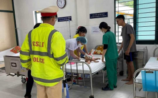 CSGT dùng xe đặc chủng đưa cháu bé 1 tuổi nguy kịch đi cấp cứu