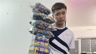 Bắt đối tượng tàng trữ pháo nổ lòi ra nhiều ma túy