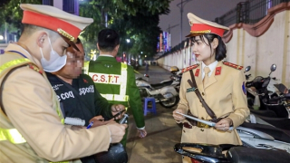 Nữ CSGT xuống phố xử lý vi phạm nồng độ cồn ngày cuối năm