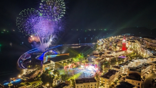 Độc lạ đón năm mới ở thị trấn Hoàng Hôn