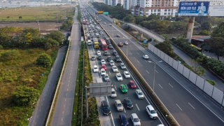 Kết thúc kỳ nghỉ Tết Dương lịch, xế hộp nhích từng cm trên cao tốc cửa ngõ Thủ đô