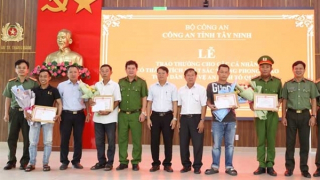 Khen thưởng, biểu dương 3 người dân dũng cảm truy bắt tội phạm