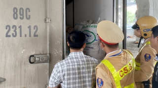 Xe tải đi vào đường cấm, lộ ra chở thực phẩm bẩn