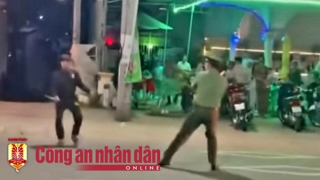 Khống chế đối tượng cầm dao tấn công người đi đường, chém Công an