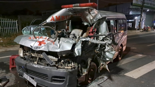 Xe cứu thương tông xe tưới cây, 3 người bị thương