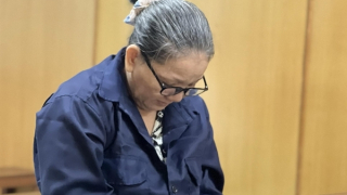 Lão bà mang theo 4 con dao sát hại người tình trẻ