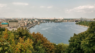 Người bạn và Kiev qua "bãi bể nương dâu"