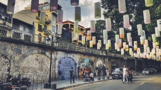 Còi tàu vang vọng phố khuya