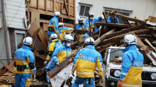 Chạy đua với thời gian tìm người sống sót sau thảm họa động đất Nhật Bản