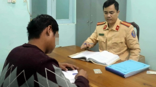 Tước bằng 2 tháng tài xế xe khách vừa lái xe vừa sử dụng điện thoại