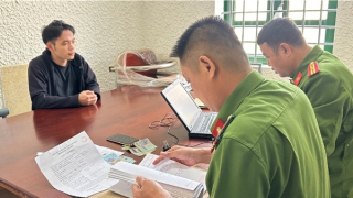 Tạm giữ đối tượng chuyên cho học sinh vay lãi nặng lên đến 547%/năm