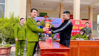 Đổi vũ khí, vật liệu nổ, công cụ hỗ trợ và pháo lấy bình chữa cháy