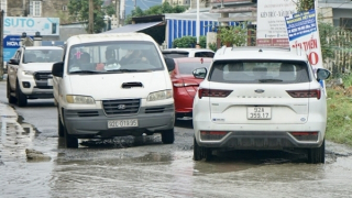 Ôtô ùn ùn vào khu dân cư phá nát đường sá, gây mất ATGT