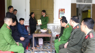 Hỗ trợ, động viên gia đình đồng chí Công an viên hy sinh khi làm nhiệm vụ