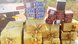 Dùng ô tô tải chở gần nửa tấn pháo nổ