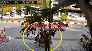 Clip: “Dơi” gắp xe máy của người giao cơm trưa