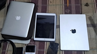 Kỳ quặc kẻ đột vòm bịt mặt nhưng... không mặc quần