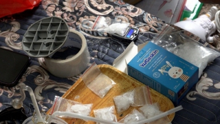 Đôi nam nữ buôn ma tuý khai thủ 2 khẩu súng “để tự vệ”