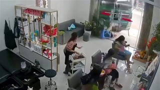 Xe tải va chạm xe máy rồi lao vào cửa hàng gội đầu, 4 người thương vong