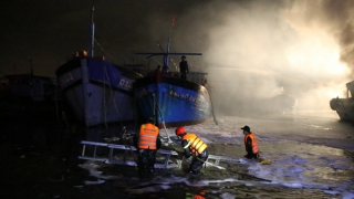 Cảnh sát điều xe chuyên dụng, ca nô chữa cháy chuỗi tàu cá ở vịnh Mân Quang