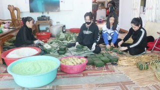 Làng bánh chưng Vĩnh Hòa vào vụ Tết