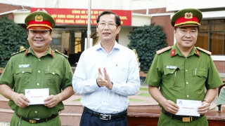 Trao thưởng đột xuất 2 đơn vị khám phá nhanh vụ án giết người