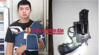 Mang súng đi trả thù, không gặp đối thủ nên bắn lên nóc nhà cảnh cáo