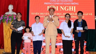 Công an tuyên truyền, phổ biến pháp luật cho gần 100 ngư dân